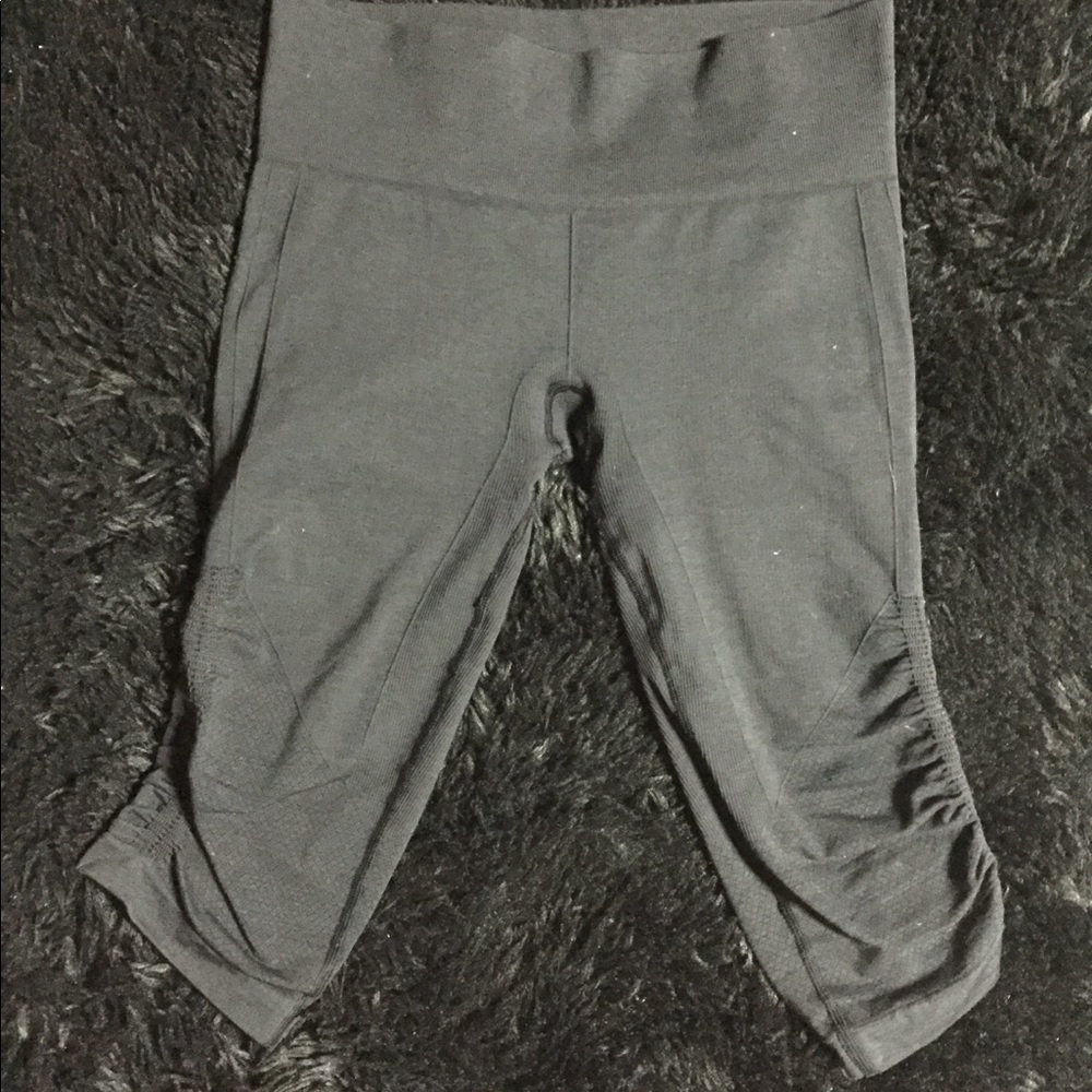 Lululemon black cropped leggings